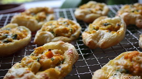 бутерброды из слоеного теста с сыром, курицей и морковью