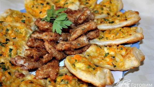 бутерброды из слоеного теста с сыром, курицей и морковью