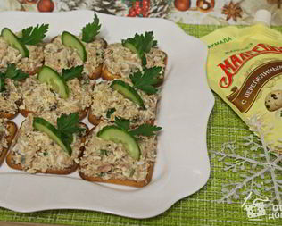 Бутерброды на крекерах с сардинами