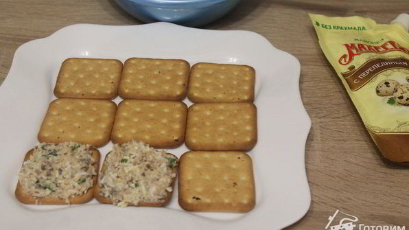 бутерброды на крекерах с сардинами