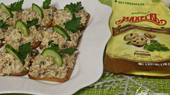 бутерброды на крекерах с сардинами