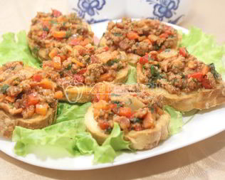 Бутерброды с фаршем и томатным соусом