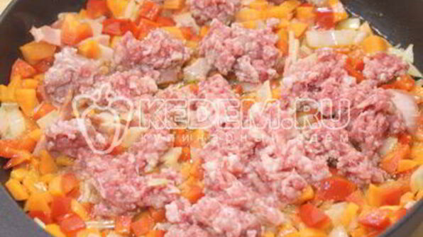 бутерброды с фаршем и томатным соусом