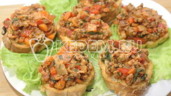 бутерброды с фаршем и томатным соусом