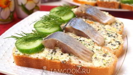 Бутерброды с икрой из водорослей и сельдью