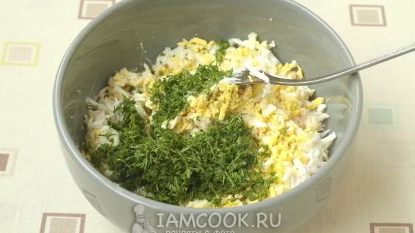 бутерброды с икрой из водорослей и сельдью