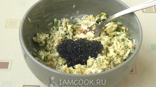 бутерброды с икрой из водорослей и сельдью