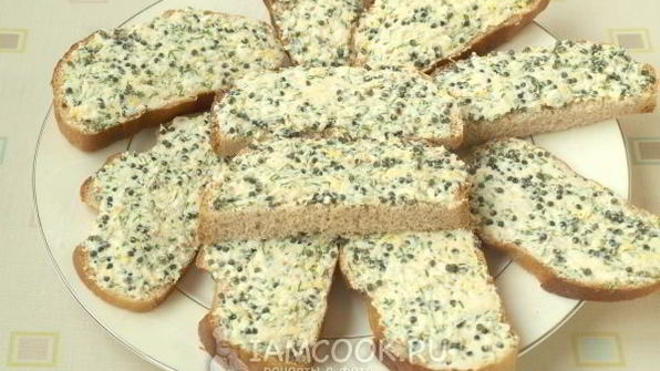 бутерброды с икрой из водорослей и сельдью
