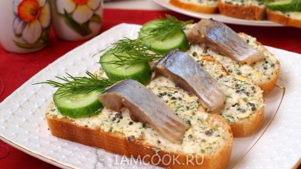 бутерброды с икрой из водорослей и сельдью