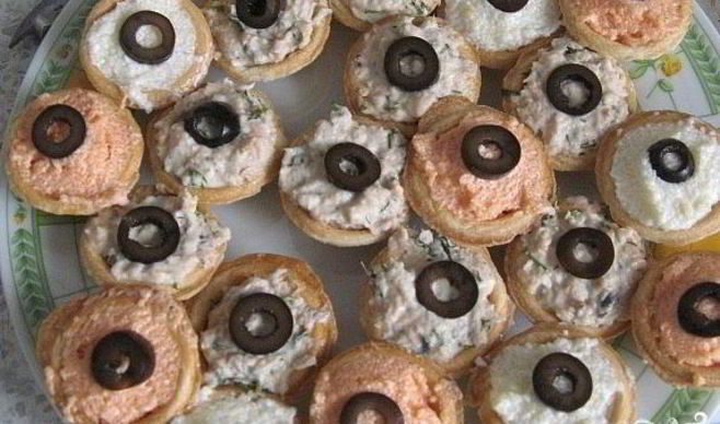 Бутерброды с икрой мойвы