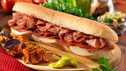 Бутерброды с колбасой и помидорами