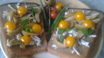 Бутерброды с курицей и оливками