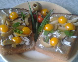 Бутерброды с курицей и оливками