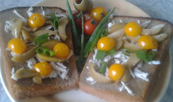 Бутерброды с курицей и оливками