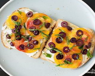 Бутерброды с маслинами, помидорами и сыром