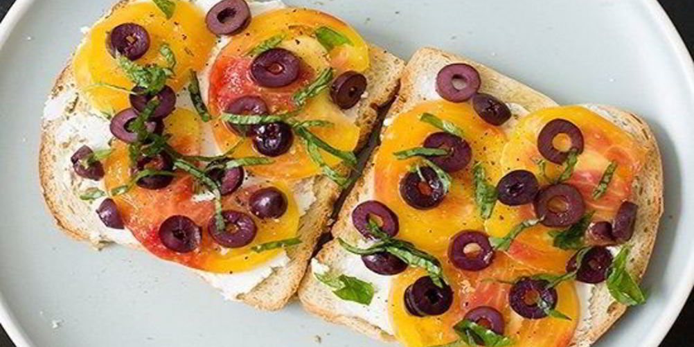 Рецепт бутерброды с маслинами, помидорами и сыром