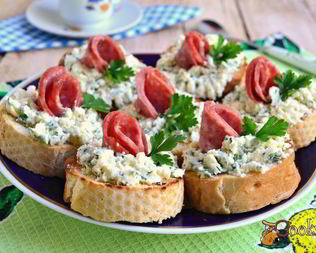 Бутерброды с маслом, плавленным сыром и колбасой