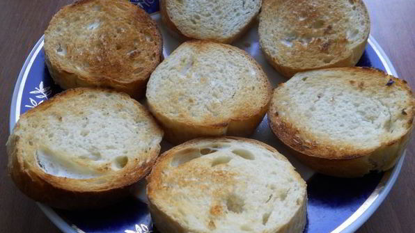 бутерброды с маслом, плавленным сыром и колбасой