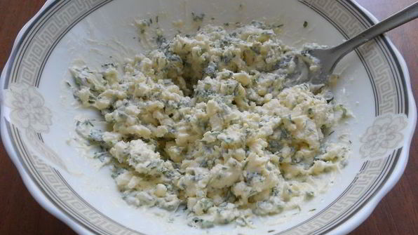 бутерброды с маслом, плавленным сыром и колбасой