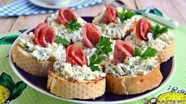 бутерброды с маслом, плавленным сыром и колбасой