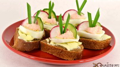 Бутерброды с маслом, яйцом и икрой мойвы