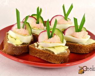 Бутерброды с маслом, яйцом и икрой мойвы