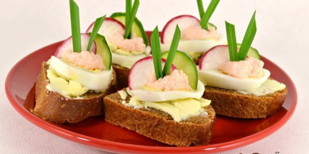 Рецепт бутерброды с маслом, яйцом и икрой мойвы