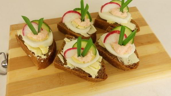 бутерброды с маслом, яйцом и икрой мойвы