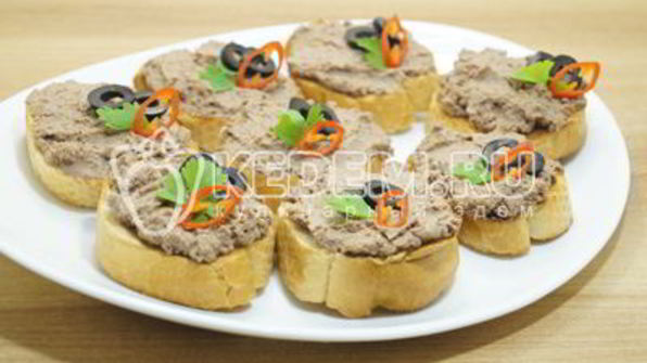 бутерброды с паштетом из куриной печени