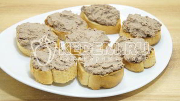 бутерброды с паштетом из куриной печени