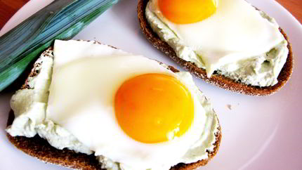 Бутерброды с пастой из авокадо и яичницей