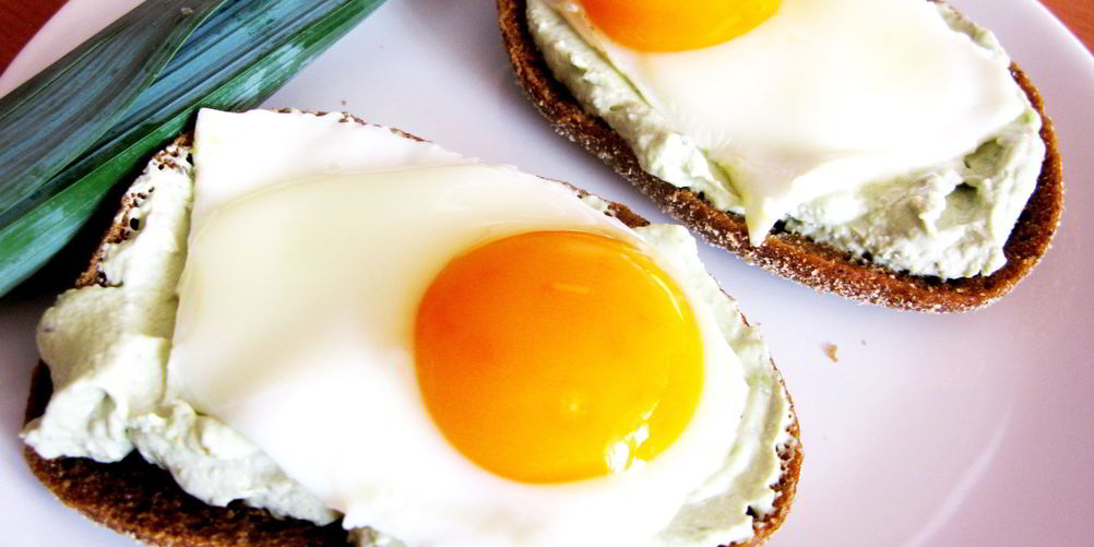 Рецепт бутерброды с пастой из авокадо и яичницей