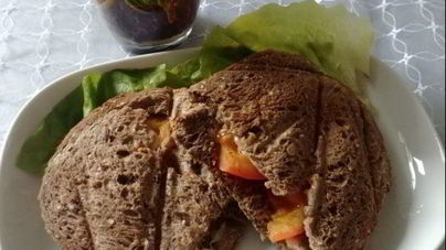 Бутерброды с помидорами и моцареллой