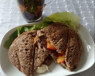 Бутерброды с помидорами и моцареллой