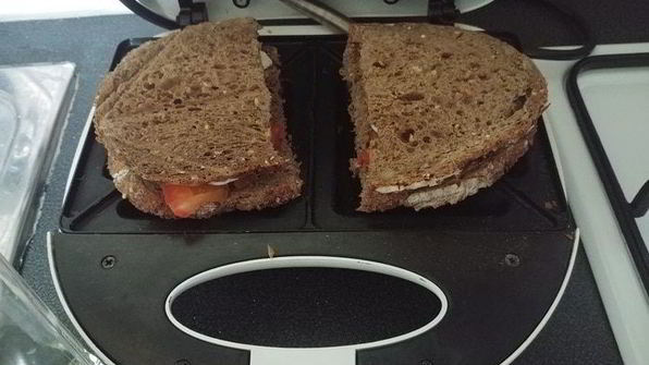 бутерброды с помидорами и моцареллой