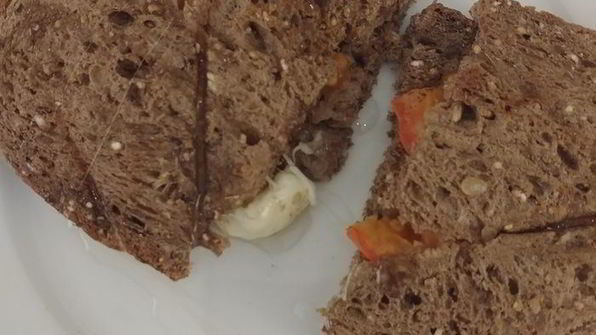 бутерброды с помидорами и моцареллой