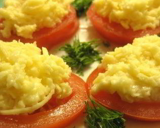 Бутерброды с помидорами и сырно-чесночным паштетом