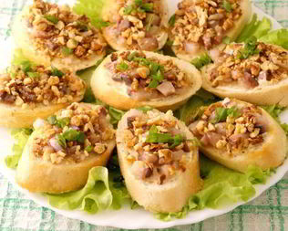 Бутерброды с сельдью и орехами