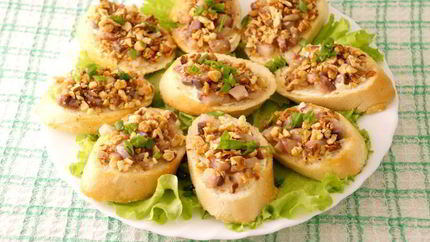 Бутерброды с сельдью и орехами