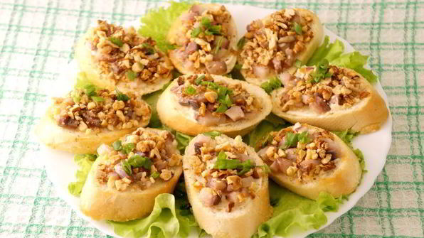 бутерброды с сельдью и орехами