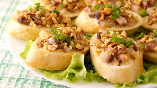 бутерброды с сельдью и орехами