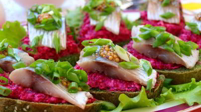 Бутерброды с сельдью и свекольно-горчичной намазкой