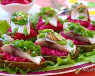 Бутерброды с сельдью и свекольно-горчичной намазкой