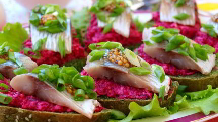 Бутерброды с сельдью и свекольно-горчичной намазкой