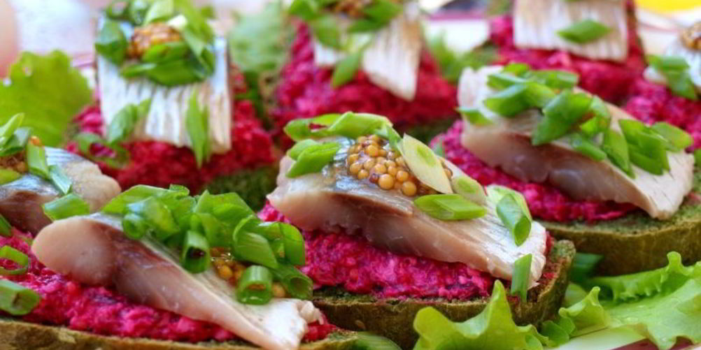 Рецепт бутерброды с сельдью и свекольно-горчичной намазкой