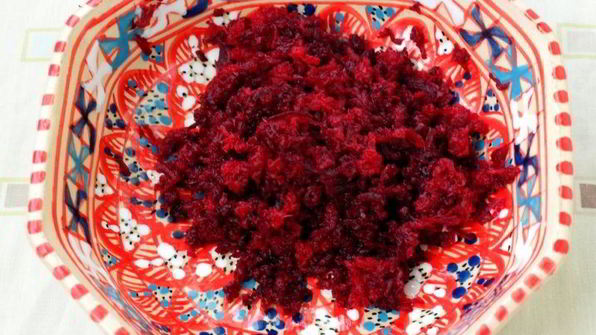 бутерброды с сельдью и свекольно-горчичной намазкой