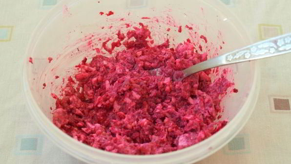 бутерброды с сельдью и свекольно-горчичной намазкой