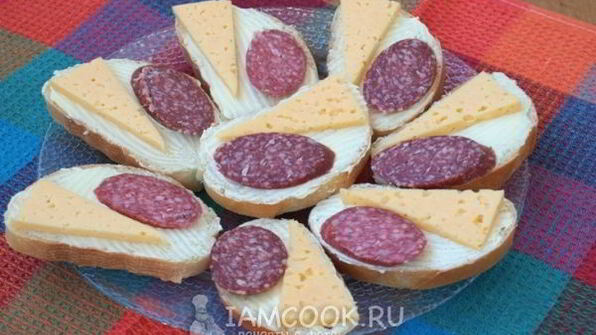 бутерброды с сыром и колбасой