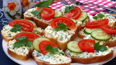 Бутерброды с творогом, яйцом и черемшой