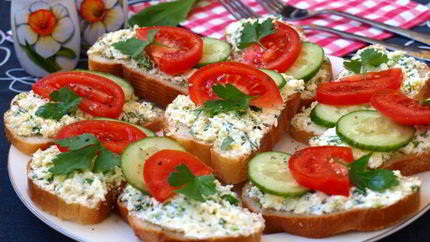 Бутерброды с творогом, яйцом и черемшой